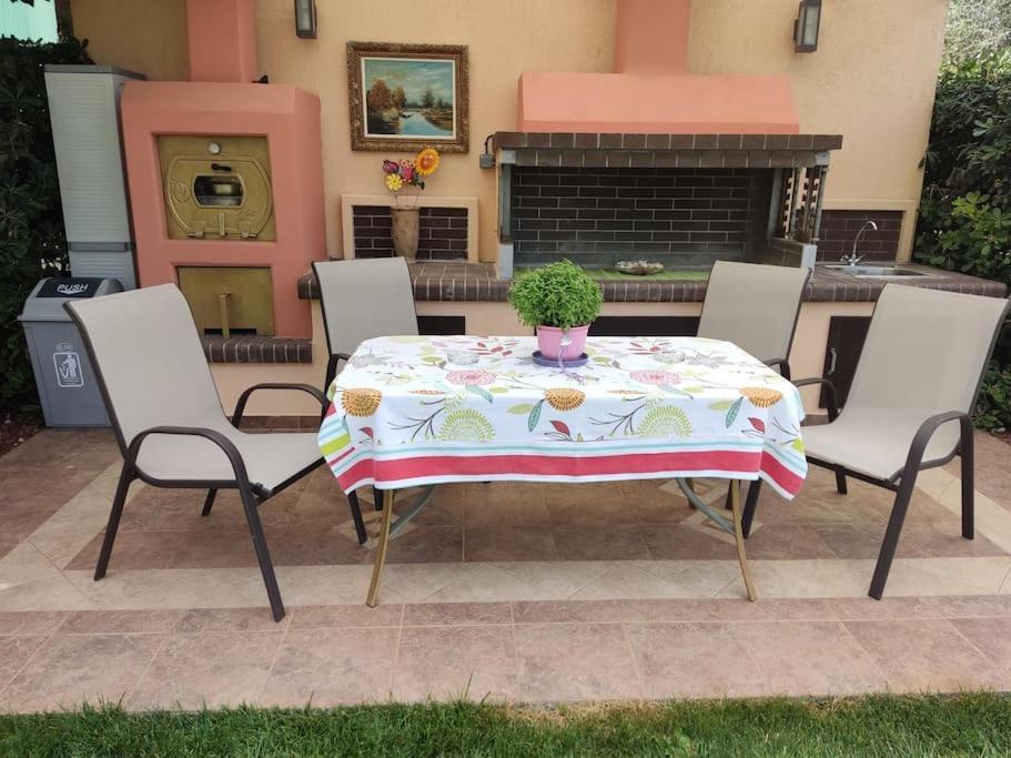 דרוסיה Ebony And Ivory Suites מראה חיצוני תמונה